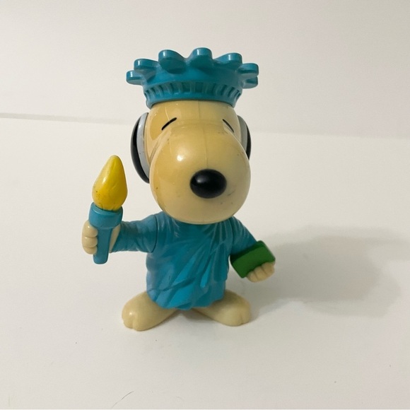 Vintage Snoopy World Tour USA Statue of Liberty Snoopy Figure - Picture 3 of 14